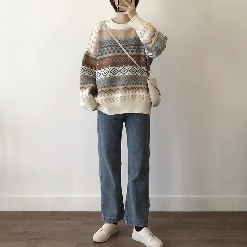 Áo len form rộng với quần jean