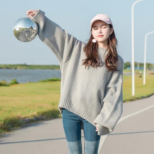 Mix áo len và quần jean mang lại vẻ năng động, cá tính