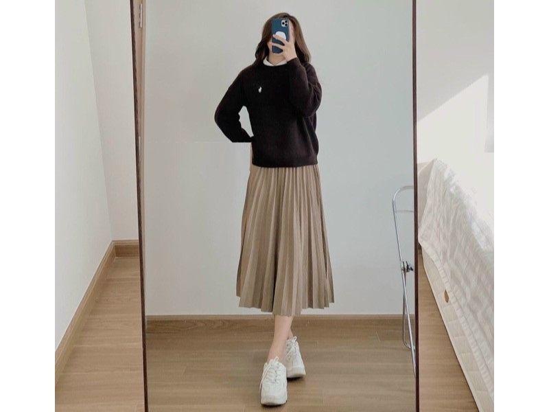 Áo len tay dài phối với chân váy xếp ly