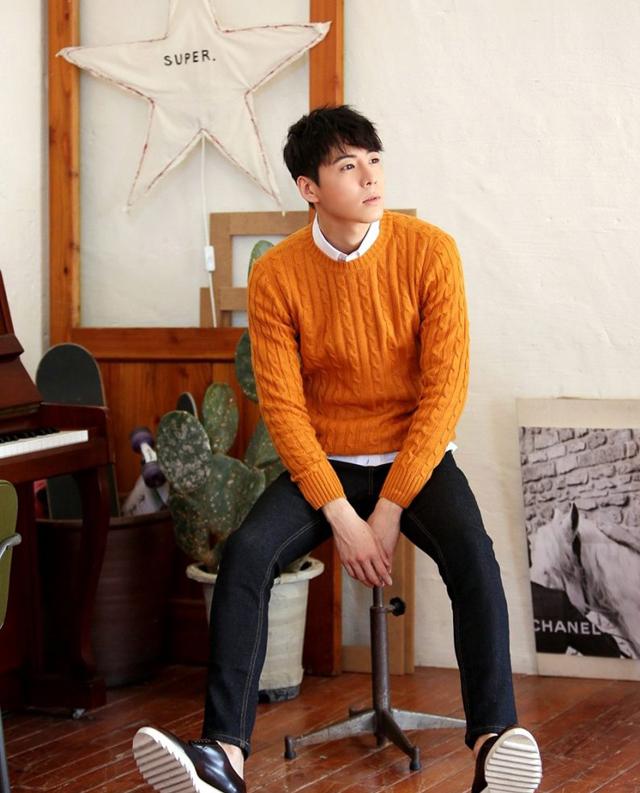 Áo len và áo sơ mi + quần jeans + giày thể thao