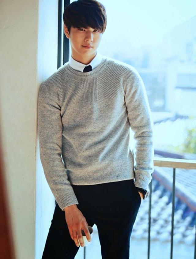 Áo len và áo sơ mi + quần jeans + giày thể thao