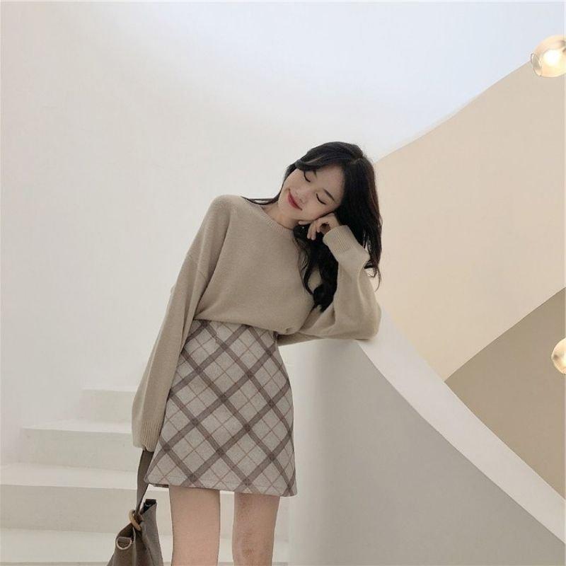 Áo len với chân váy dạ kẻ caro