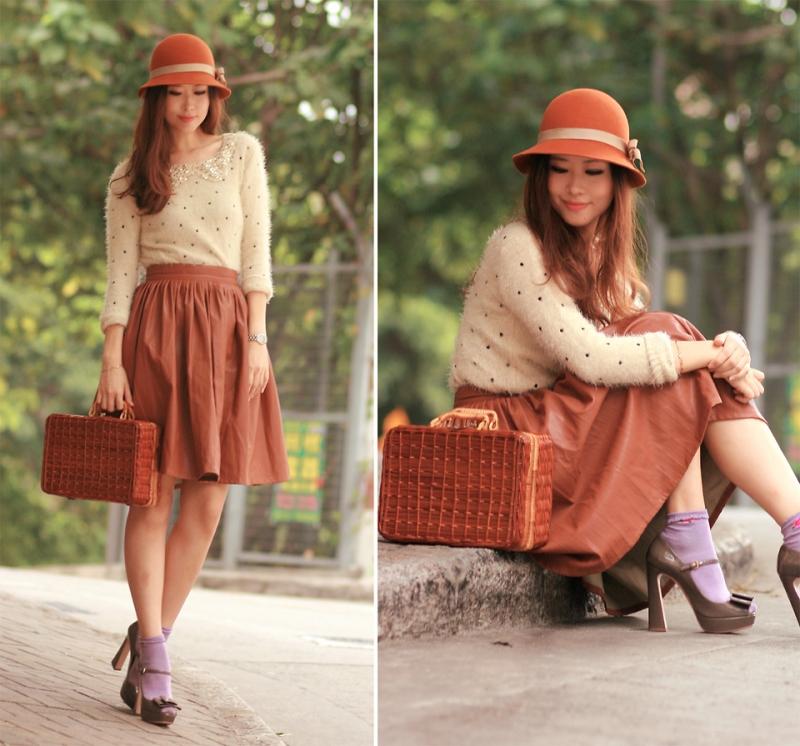 Áo nỉ + chân váy xòe + giày cao gót