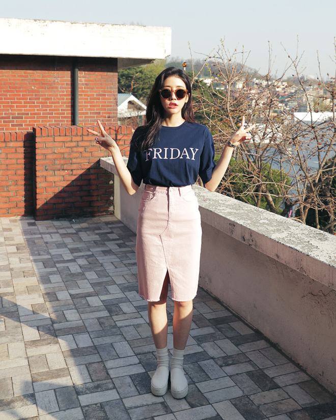 Với kiểu váy như này bạn có thể đi giày thể thao, giày cao gót, giày bệt hay những đôi sandals... phù hợp với bộ đồ.