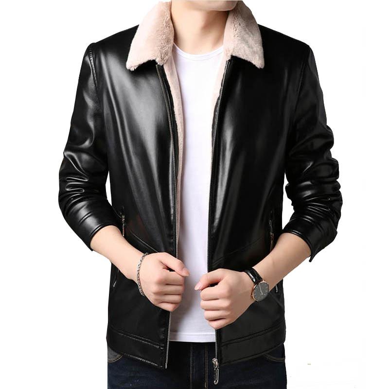 Áo phông trắng + quần jeans + áo khoác da