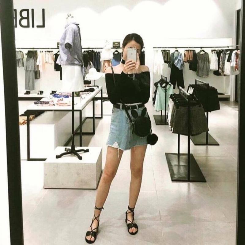 Áo thun dài tay phối cùng chân váy jean