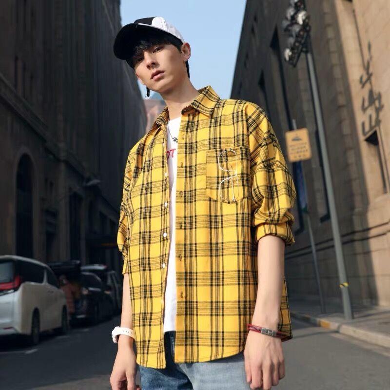 Áo thun trắng + Áo khoác sơ mi + Quần thô+ Giày sneaker