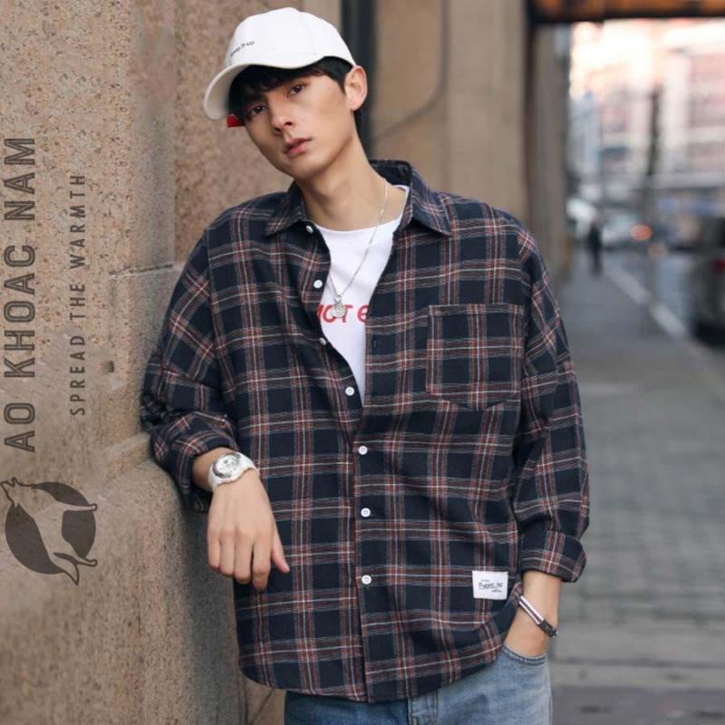 Áo thun trắng + Áo khoác sơ mi + Quần thô+ Giày sneaker
