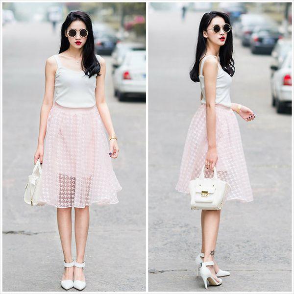 Nhiều người thường khuyên rằng, vào những ngày mùa hè nắng nóng nên mặc những trang phục có màu sáng, sẽ giúp giảm phần nào tác động của ánh nắng Mặt Trời.