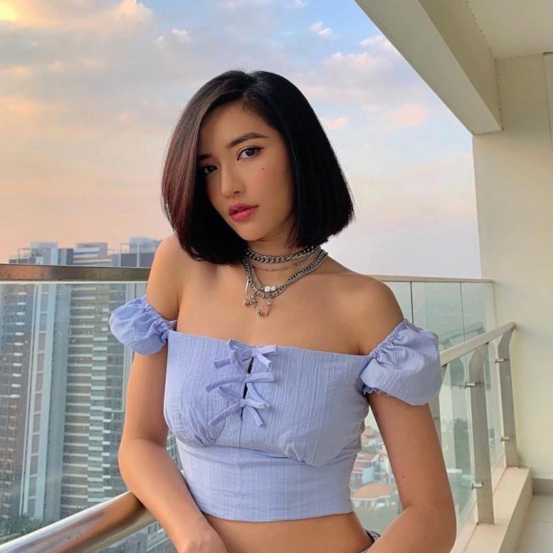 Áo trễ vai đi cùng trang sức statement, vòng cổ choker, dây chuyền mảnh