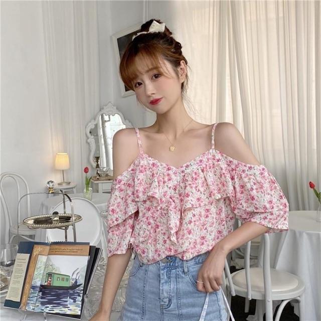 Áo trễ vai họa tiết vintage hợp màu da + quần jeans cạp cao
