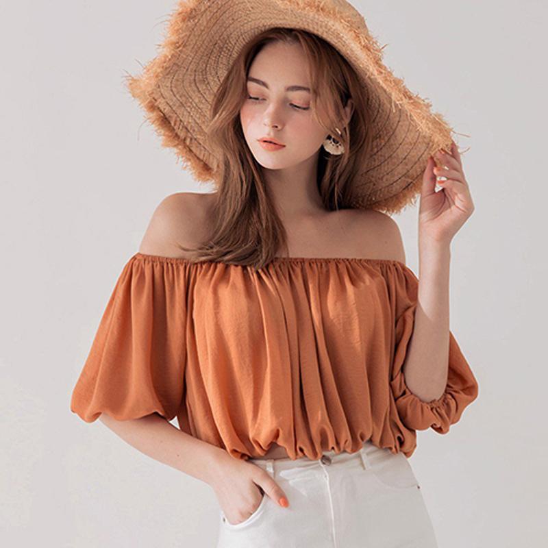 Áo trễ vai kết hợp cùng mũ vành to