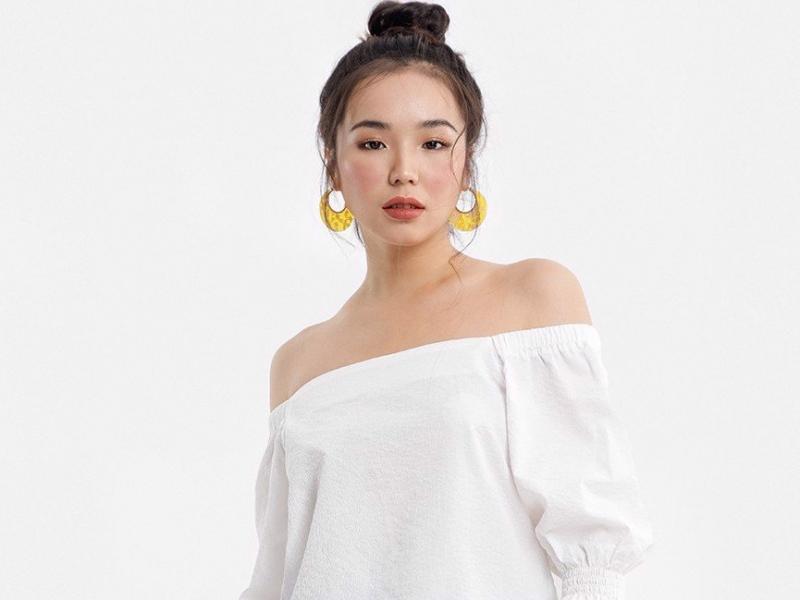 Áo trễ vai với hoa tai, vòng tay