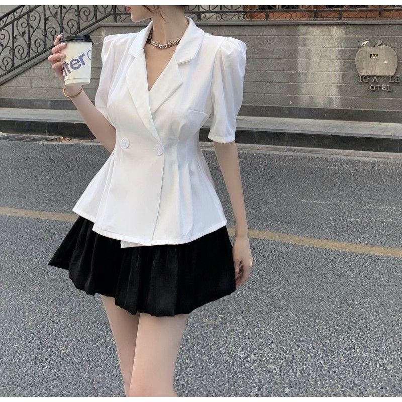Màu vô sắc là cách phối màu chỉ dùng các sắc độ khác nhau của hai màu đen, trắng.