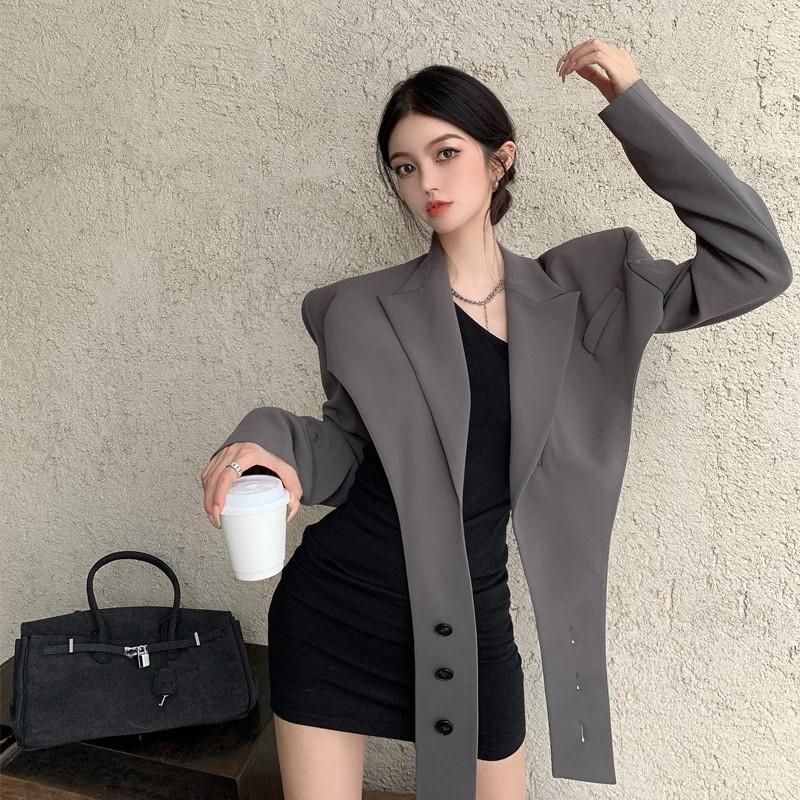 Áo vest nữ với váy ôm body
