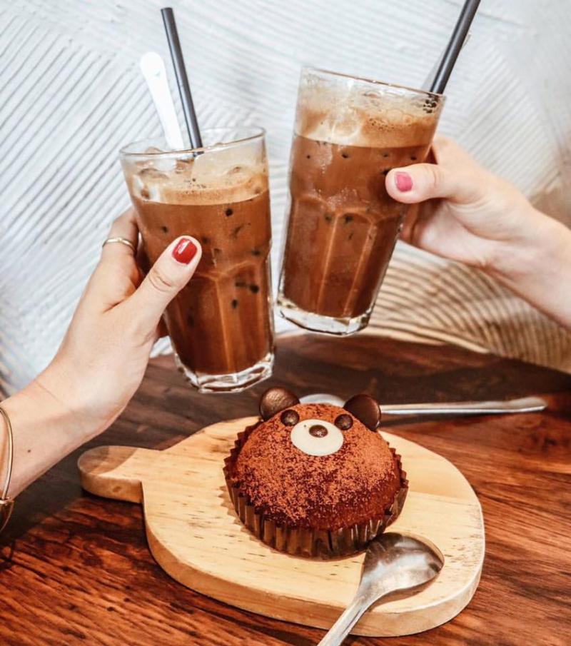 Trà sữa Thái cùng bánh gấu là combo không thể cưỡng khi đến Aroi