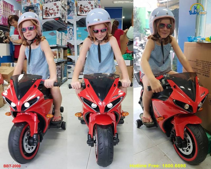 Khách nước ngoài đến cửa hàng của Babycuatoi.vn để chọn mua xe