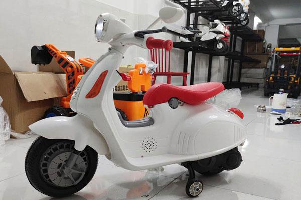 Xe máy điện trẻ em Vespa Mickey