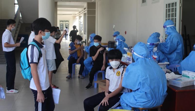 Học sinh THCS tiêm mũi 1 vaccine - ảnh: Báo CAND
