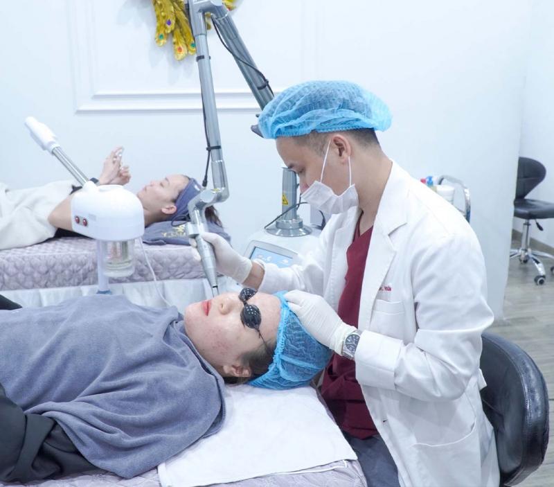 Bác sĩ da liễu Nguyễn Mạnh Hưng
