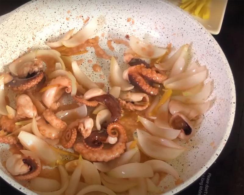 Bạch tuộc xào hành tây