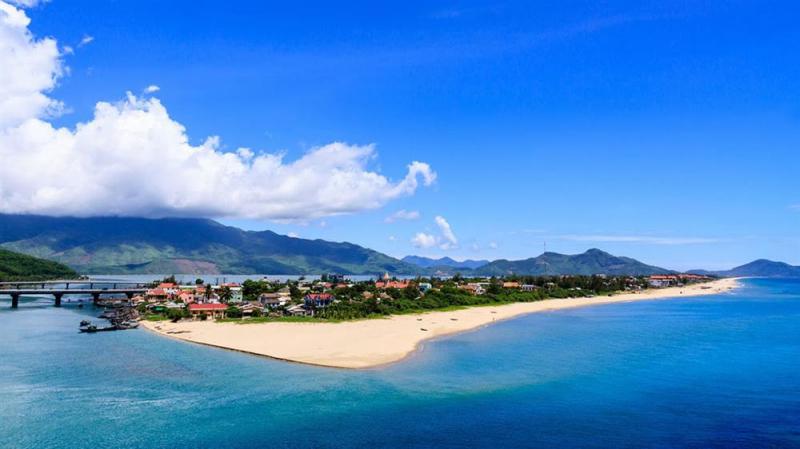 Bãi biển Lăng Cô
