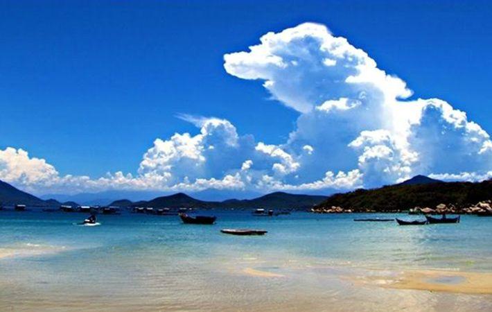 Màu xanh của nước biển hòa hợp với màu trời ở Xuân Đừng tạo nên một bức tranh mát mẻ.