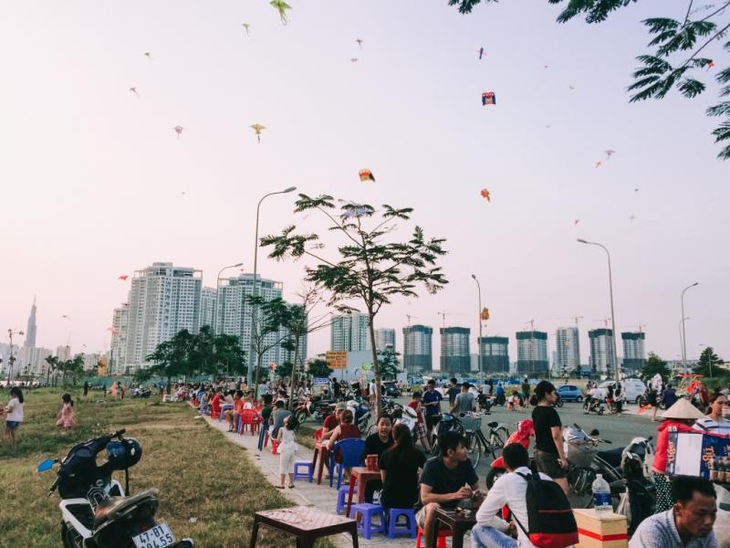 Diều được bán tận nơi tại Hồ Đá với đủ loại hình thù, màu sắc, kích cỡ
