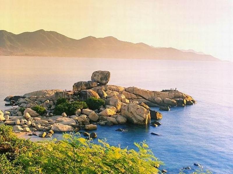 Vẻ đẹp bãi hòn Chồng vào sớm tinh mơ