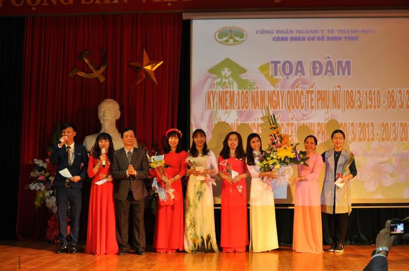Tổ chức lễ vinh danh phụ nữ