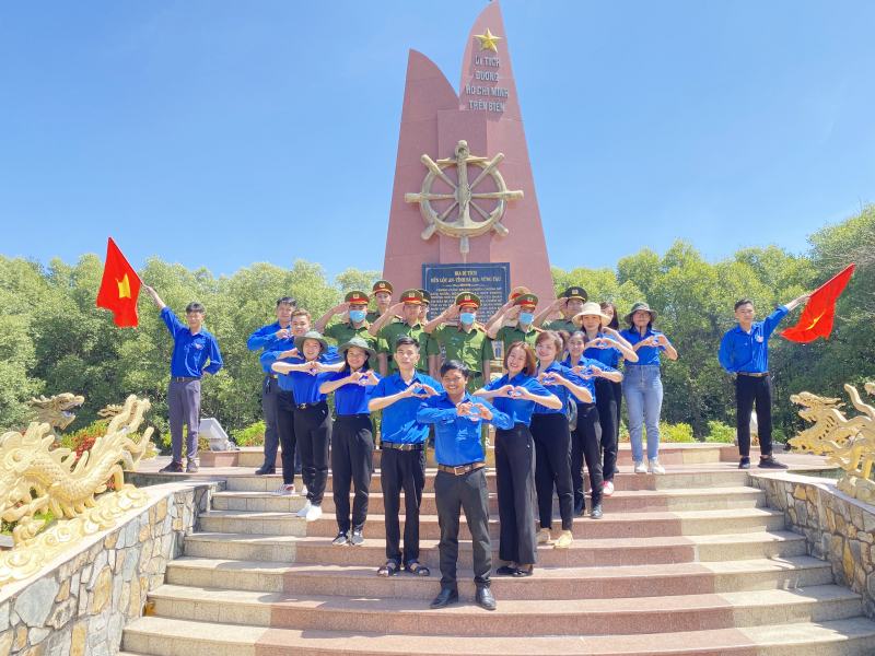 Hát mãi khúc quân hành