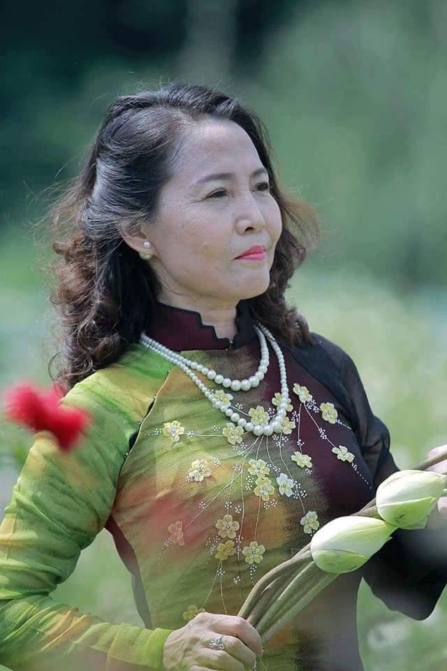 Ảnh chân dung nhà thơ Trần Diệu Hương