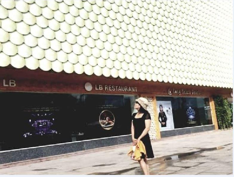 Ảnh chân dung nhà thơ Dạ Quỳnh