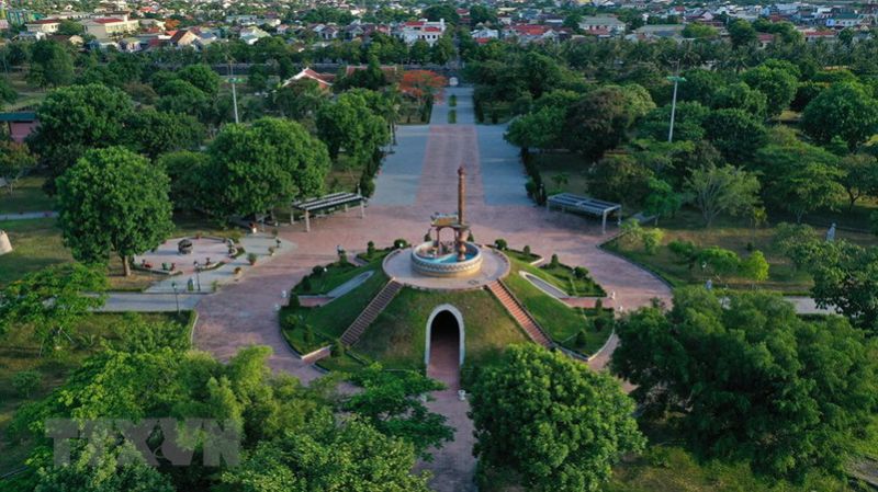 Cây phượng vĩ trong thành cổ Quảng Trị