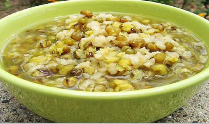 Ăn cháo đậu xanh ninh nhừ nguyên cả vỏ giúp chữa bệnh Gout