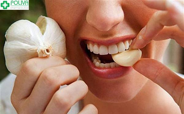 Nhét tỏi đã đập dập vào vùng răng bị sâu