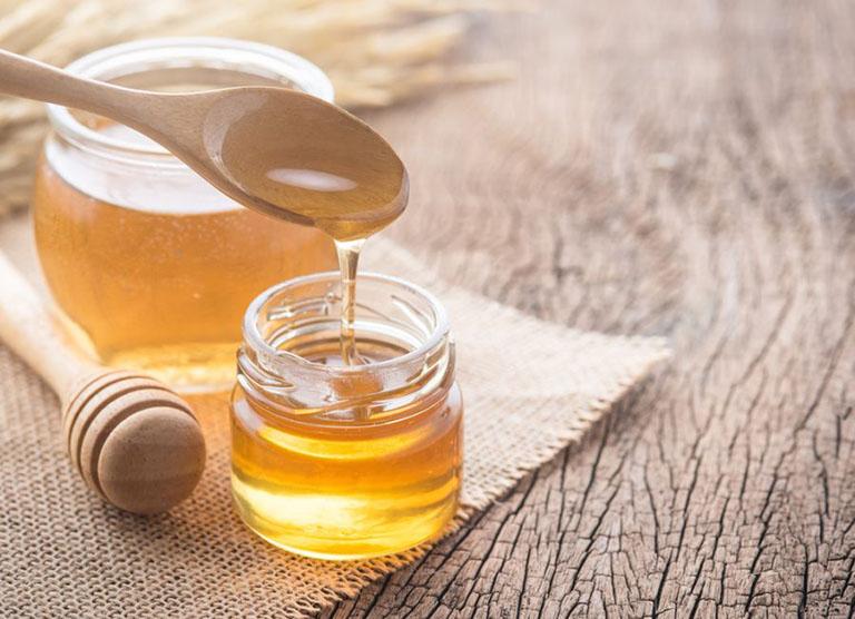 Bôi mật ong trị nhiệt miệng