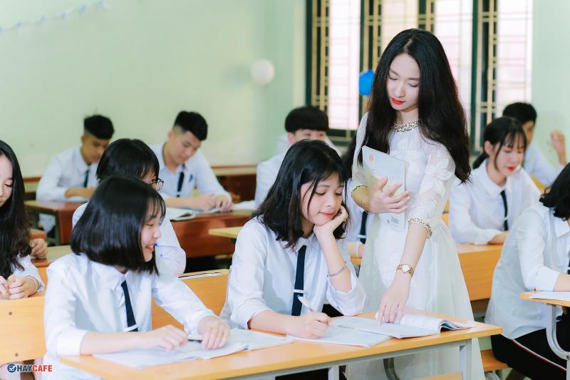 Bài văn cảm nghĩ về ngày đầu tiên bước vào trường THPT số 4