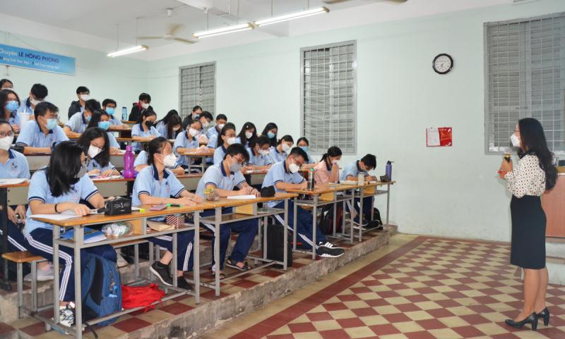 Bài văn cảm nghĩ về ngày đầu tiên bước vào trường THPT số 5