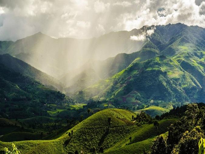 Cảm hứng lãng mạn và tinh thần bi tráng trong bài thơ 