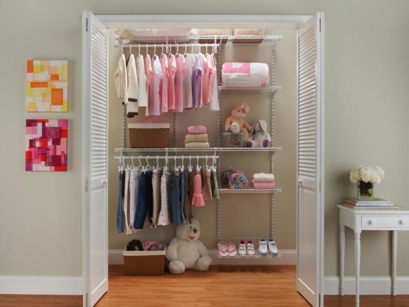 Viền trên và viền dưới của tủ được thiết kế theo hình lượn sóng khiến chiếc tủ khô cứng trở nên mềm mại.