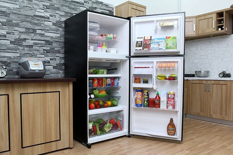 Nằm gọn gàng trong góc phòng nhưng với em nó như một người khổng lồ âm thầm, lặng lẽ.