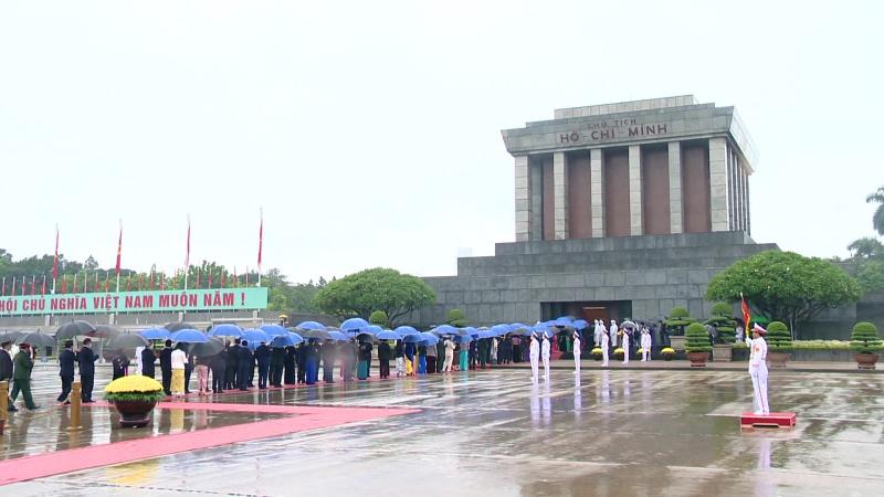 Dòng người xếp hàng vào viếng Bác