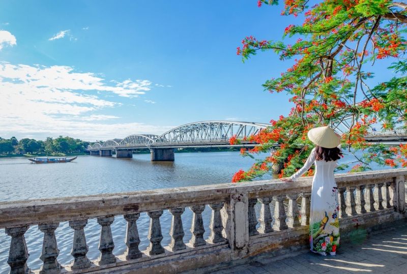 Phân tích vẻ đẹp sông Hương trong 