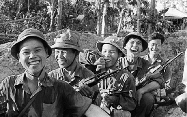Bài văn so sánh hình ảnh người lính trong hai bài thơ 