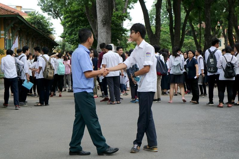Bác luôn tạo cho chúng em một sự thân mật nhất định để chúng em không được phép đùa quá chớn