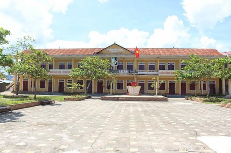 Bác bảo vệ giúp trường luôn sạch đẹp