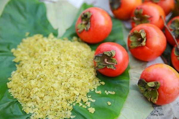 Từng hạt cốm dẻo, xanh mướt như sự thanh khiết của lá sen và sữa thơm bầu trời thu.