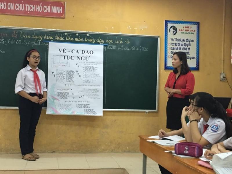 Cùng với cô giáo, cái bảng giúp chúng em học tập tốt, trưởng thành hơn