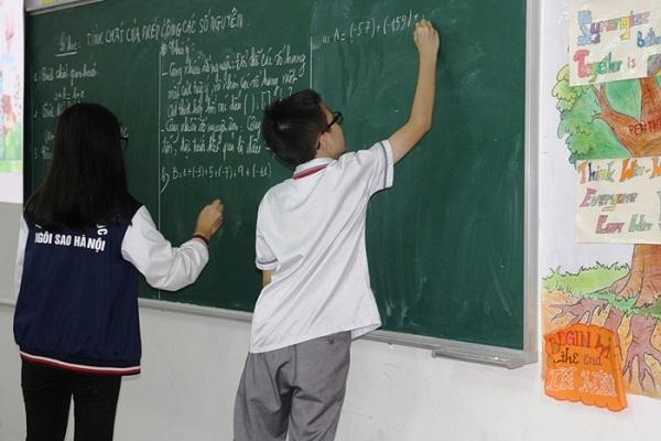 Nhờ có bảng mà mỗi ngày lớp em lại được học thêm nhiều điều thú vị từ thầy cô giáo